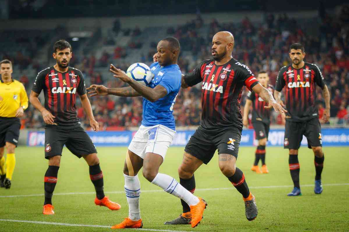 Cruzeiro e Atltico-PR se enfrentaram na noite desta quarta-feira, em Curitiba