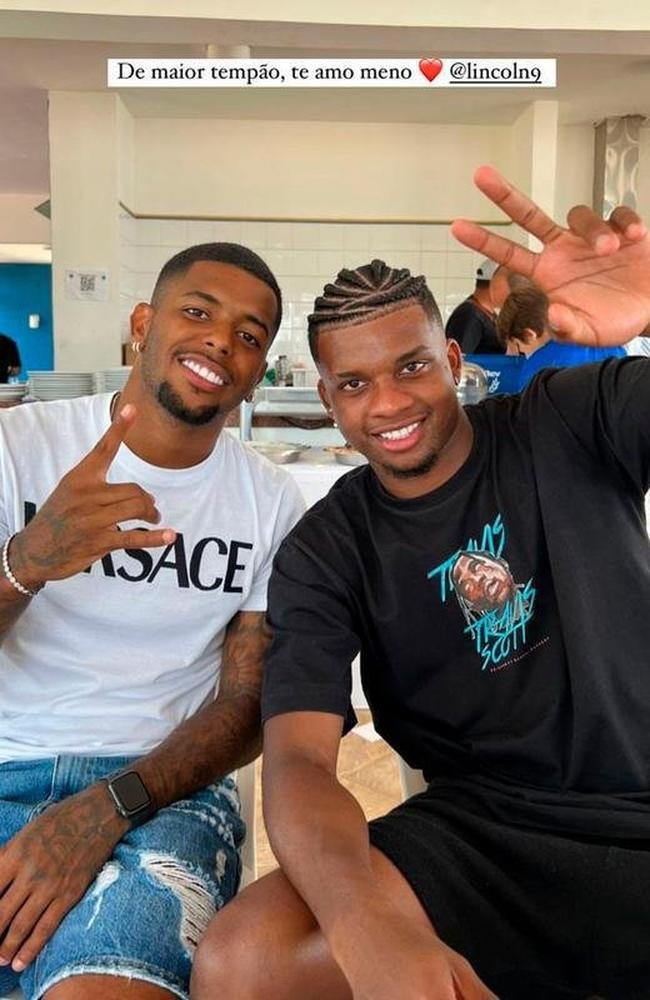 Jogadores, membros da comisso tcnica, funcionrios e familiares celebram acesso  Srie A em confraternizao na Toca da Raposa II