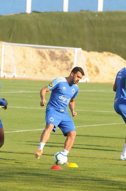 Cruzeiro fez nesta segunda-feira  tarde, na Toca da Raposa II, o ltimo treino em Belo Horizonte antes da partida contra o Internacional, quarta, no Beira-Rio, pela semifinal da Copa do Brasil. O tcnico Rogrio Ceni deve escalar Fbio; Edilson, Ded, Fabrcio Bruno (Leo) e Egdio (Dod); Henrique e Robinho; Marquinhos Gabriel; Thiago Neves e David; Pedro Rocha. Servindo  Seleo Colombiana, Orejuela est fora do jogo.