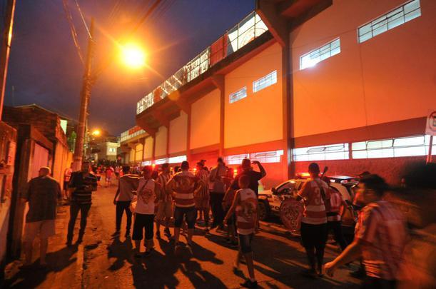 Torcidas de Villa Nova e Amrica no Estdio Castor Cifuentes, em Nova Lima, em duelo pelo Campeonato Mineiro