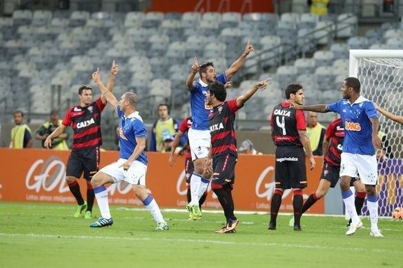 Imagens da partida entre Cruzeiro e Vitria