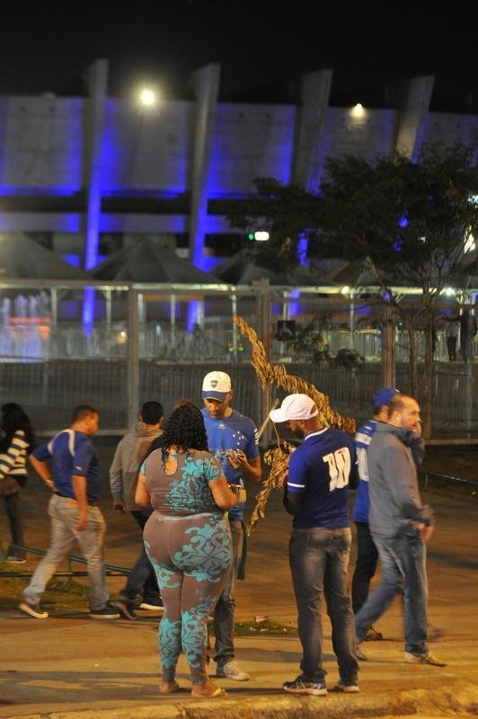 Torcida do Cruzeiro encarou frio e crise de abastecimento para apoiar o time contra o Palmeiras, no Mineiro