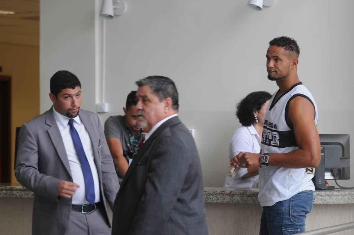 Vestido com camiseta da Galoucura Zona Norte, goleiro esteve nesta quinta-feira no Frum de Santa Luzia, na Regio Metropolitana de Belo Horizonte, para apresentar as garantias de sua liberdade