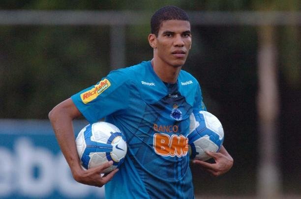 Contratado pelo Cruzeiro em 2009, Leonardo Silva se notabilizou por ser um zagueiro-artilheiro. Em 73 partidas pela Raposa, marcou 11 gols. Em junho de 2010, sofreu lesão no ligamento cruzado anterior do joelho direito e precisou passar por cirurgia. No fim do ano, o defensor foi comunicado pela direção celeste de que não teria o contrato renovado. Leonardo, então, acertou com o Atlético.