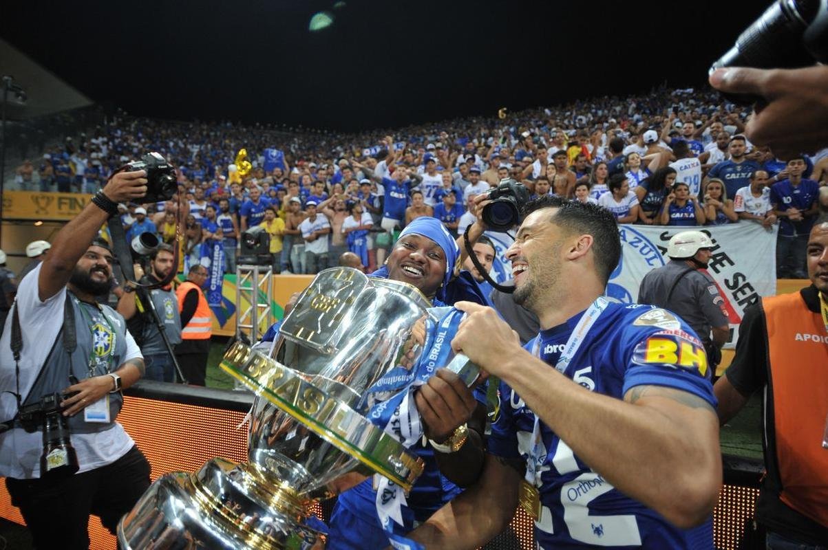 Seja em campo, nas arquibancadas da Arena Corinthians ou nas ruas de Belo Horizonte, os cruzeirenses comemoraram bastante a conquista do sexto ttulo da Copa do Brasil. O clube se tornou o maior vencedor isolado da histria do torneio, deixando para trs o Grmio, que ganhou cinco vezes. Veja as melhores imagens da celebrao de jogadores, dirigentes e torcedores!