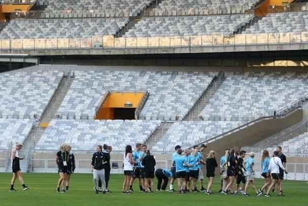 Jogadoras de futebol da Nova Zelndia brincaram e tiraram muitas fotos no Gigante da Pampulha