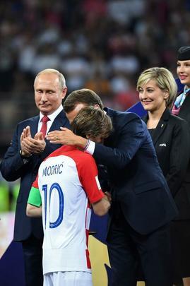 Presidente francês Emmanuel Macron vibra muito com o título francês e depois ainda entrega medalhas e troféu aos campeões; já a presidente croata Kolinda Grabar-Kitarovic deu show de simpatia mesmo com o vice