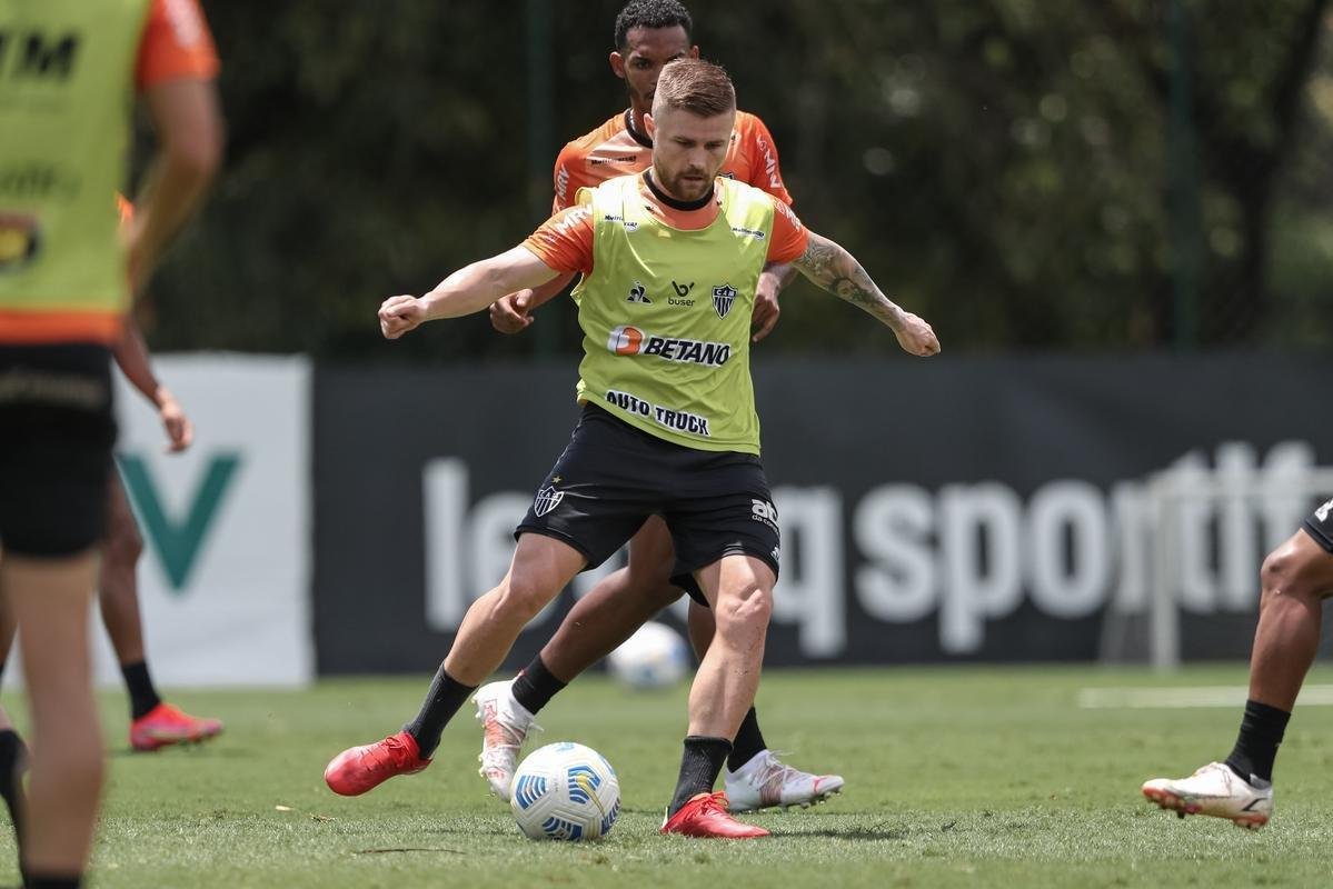 Aps a vitria por 2 a 1 sobre o Cuiab, neste domingo (24), pelo Campeonato Brasileiro, o elenco do Atltico se reapresentou e treinou na tarde desta segunda-feira (25), na Cidade do Galo, em Vespasiano. As atividades visaram o duelo de volta da semifinal da Copa do Brasil, contra o Fortaleza, que ocorrer na quarta-feira (27). Por ter vencido o jogo de ida por 4 a 0, no Mineiro, o Galo tem vaga encaminhada na deciso do principal torneio mata-mata do pas.