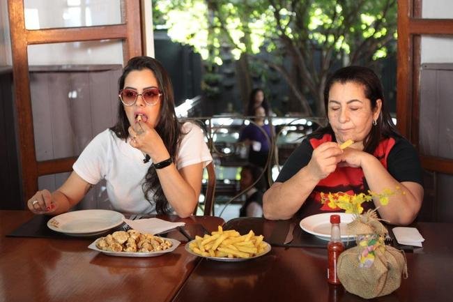 Na primeira vez de Larissa Riquelme em Belo Horizonte, levamos a modelo e apresentadora paraguaia para um verdadeiro banquete de pratos tpicos da culinria mineira. E ela adorou!