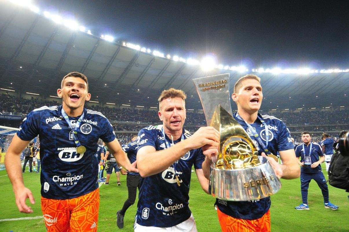 Cruzeiro levanta a taa da Srie B e faz festa no Mineiro