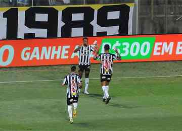 Com gols de Marlon Freitas (contra) e Hulk, Galo voltou a vencer no Campeonato Brasileiro após quatro tropeços consecutivos; time 'dorme' vice-líder