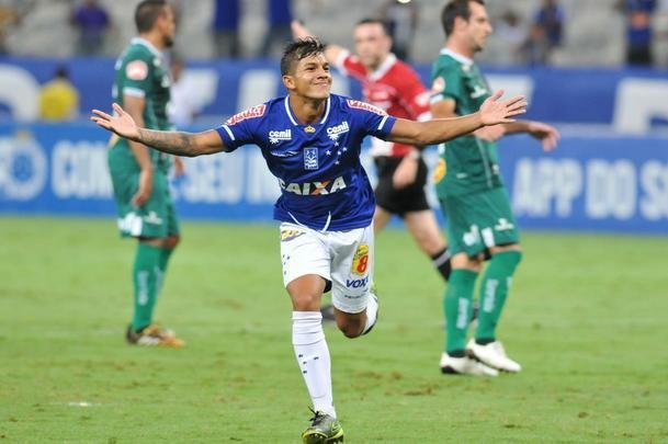 Lucas Romero marcou, de pnalti, seu primeiro gol com a camisa do Cruzeiro