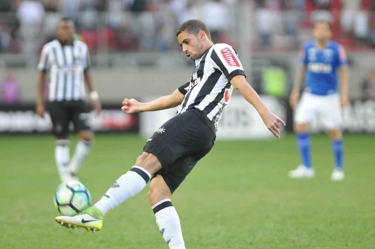 Ainda no primeiro tempo, o Atltico virou, com gols de Cazares, de falta, e Fred: 2 a 1