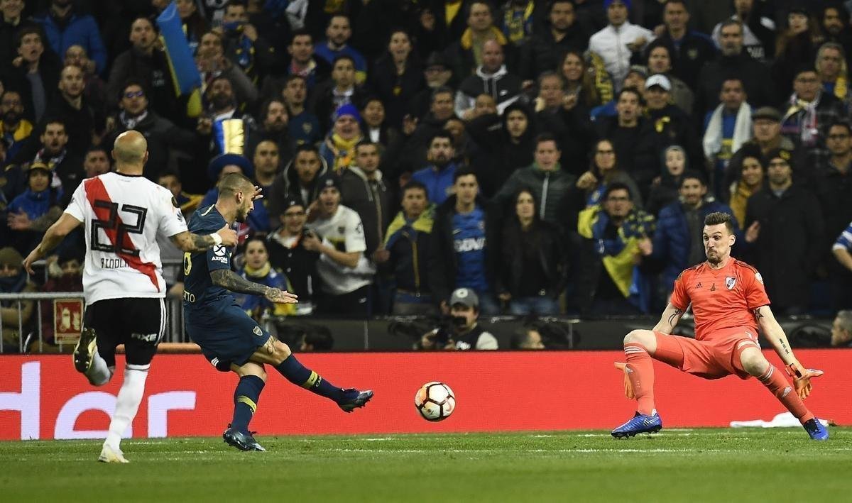Boca Juniors abriu vantagem no primeiro tempo, com gol de Benedetto