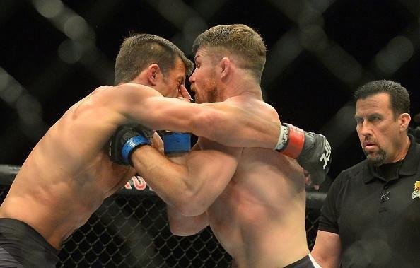 Considerado azarão na luta principal do UFC 199, em Los Angeles, Michael Bisping surpreende Luke Rockhold e conquista o cinturão do peso médio, com nocaute arrasador no primeiro round