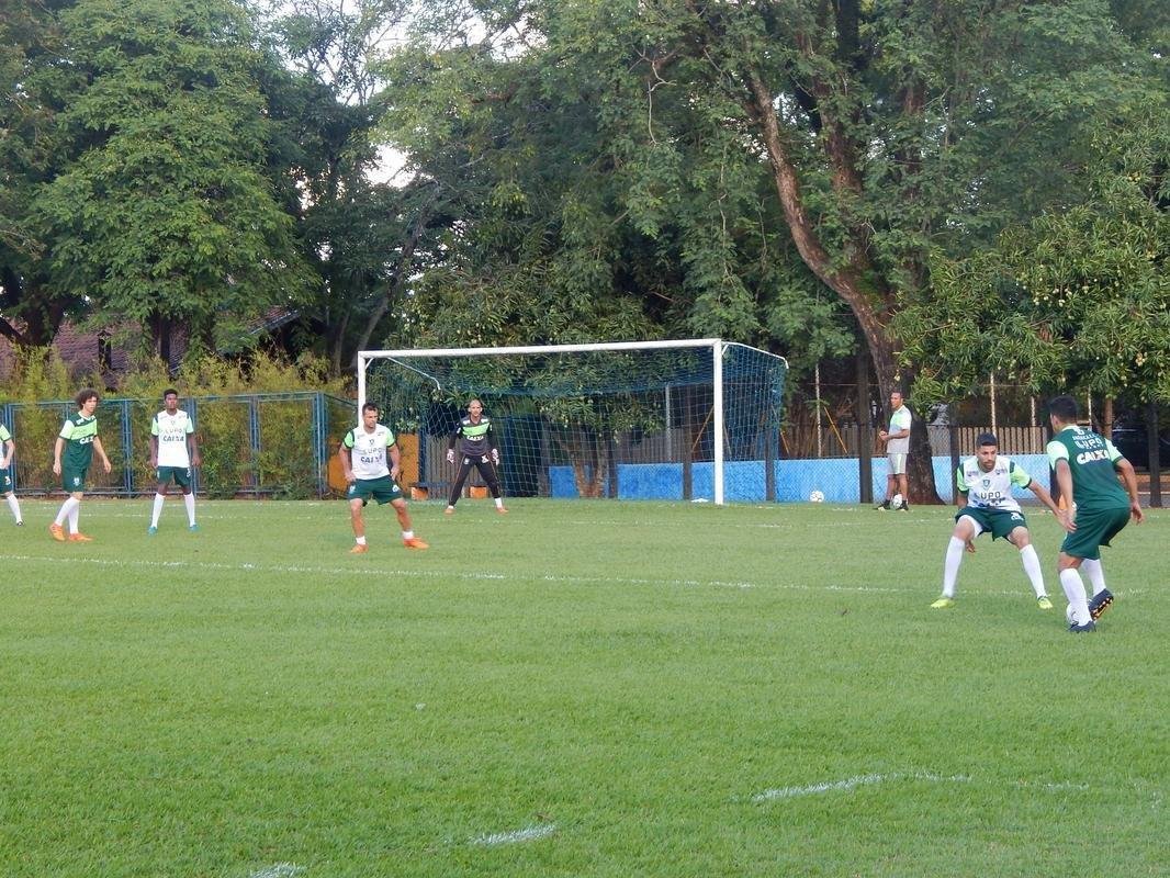 Amrica treinou nesta sexta-feira em Londrina em preparao para duelo contra o Londrina, neste sbado, s 17h (de Braslia), pela penltima rodada da Srie B. Enderson Moreira comandou uma atividade no campo da Associao dos Funcionrios Municipais de Londrina (AFML) 
