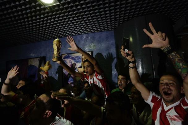 Jogadores, comissão técnica e diretoria do Náutico foram recebidos com festa no desembarque após a conquista do título da Série C do Campeonato Brasileiro, diante do Sampaio Corrêa. A delegação alvirrubra desembarcou em solo pernambucano pouco depois das 23h30 e seguiu em carro aberto para a sede do clube, no bairro dos Aflitos