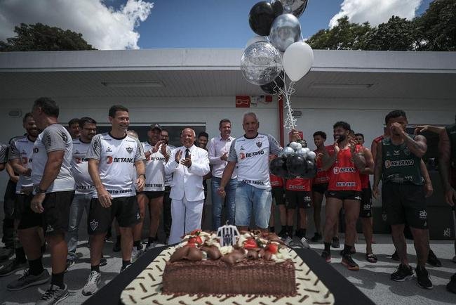 Comemorao pelo aniversrio do Galo e treino