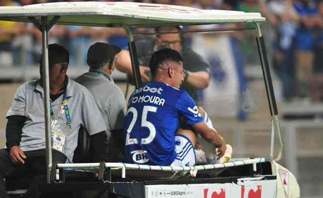 Volante do Cruzeiro, Neto Moura entrou em prantos ao ser substitudo com dores no tornozelo