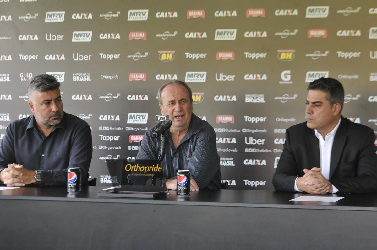 Levir Culpi foi apresentado pela diretoria na Cidade do Galo, enquanto os jogadores treinavam