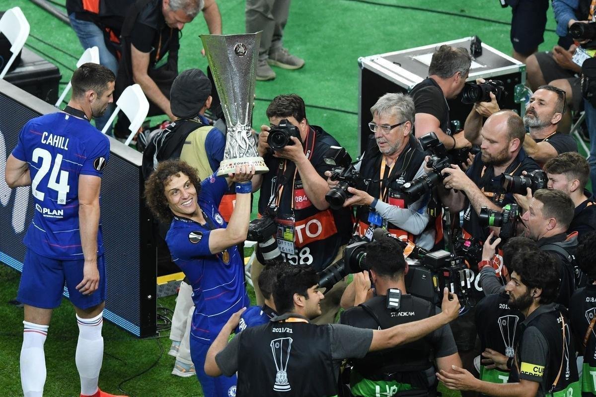 Com direito a um show de Hazard no segundo tempo, quando o craque belga marcou dois gols e ainda deu assistncia para Pedro balanar as redes, o Chelsea goleou o Arsenal por 4 a 1, nesta quarta-feira, no estdio Olmpico de Baku, no Azerbaijo, e conquistou o seu segundo ttulo da Liga Europa