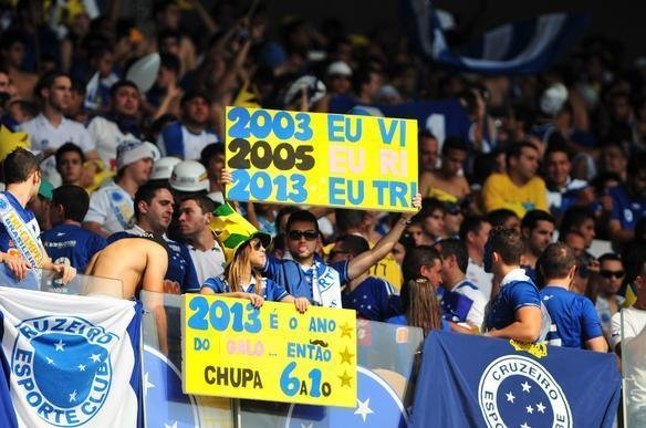 Torcida cruzeirense comea a festa dentro do estdio antes da partida decisiva contra o Grmio
