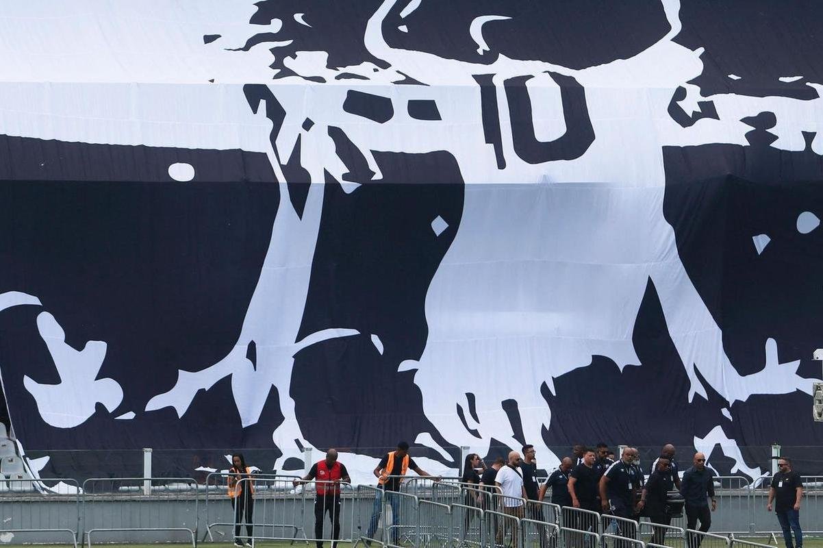 Corpo de Pel  velado na Vila Belmiro, estdio do Santos. 