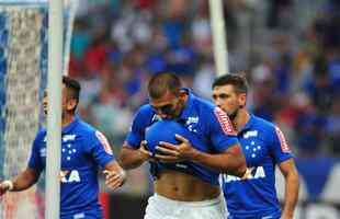 Ramn bila marcou o gol do Cruzeiro aos dois minutos do segundo tempo