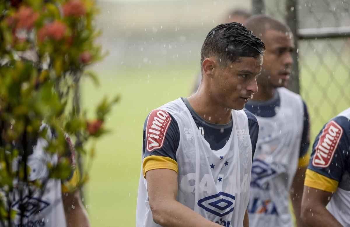 Elenco do Cruzeiro precisou deixar o campo da Toca da Raposa II aps tempestade em BH