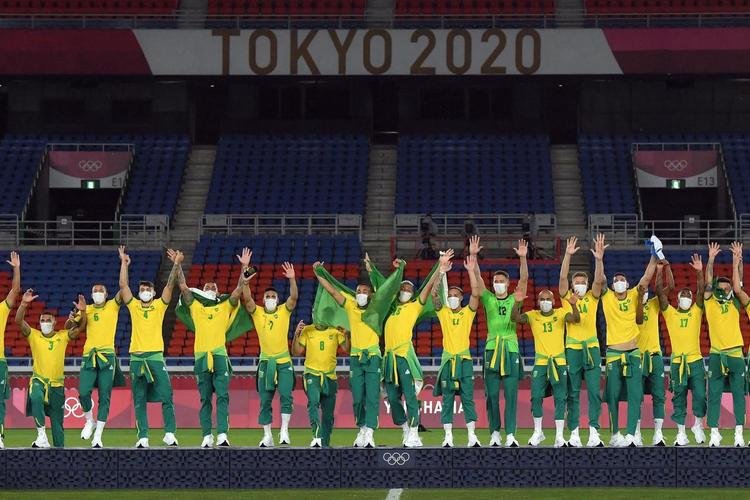 Jogadores da Seleo Brasileira recebem a medalha de ouro pela conquista olmpica no futebol