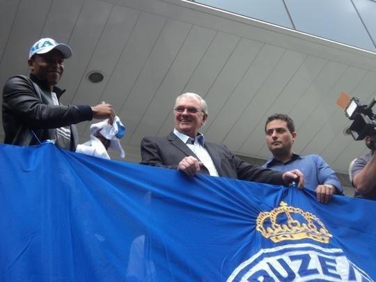 Novo reforo do Cruzeiro, Jlio Baptista foi recepcionado pelo presidente Gilvan de Pinho Tavares e acenou para torcedores da sacada da sede administrativa no Barro Preto