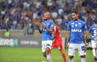 Imagens do duelo entre Cruzeiro e Internacional, no Mineiro, pela 22 rodada do Brasileiro 