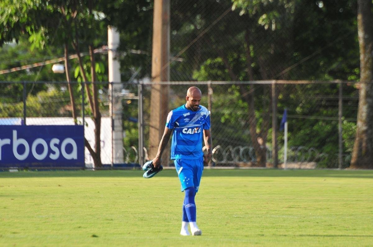 Sem Thiago Neves, que est com desgaste na panturrilha, Mano Menezes escalou o time titular do Cruzeiro no coletivo com Fbio; Lucas Romero, Leo, Murilo e Egdio; Henrique e Ariel Cabral; Robinho, Arrascaeta e Rafinha; Fred. Os reservas atuaram com Rafael; Arthur, Digo, Manoel e Marcelo Hermes; Lucas Silva, Nonoca e Bruno Silva; Rafael Marques, Rafael Sobis e Judivan