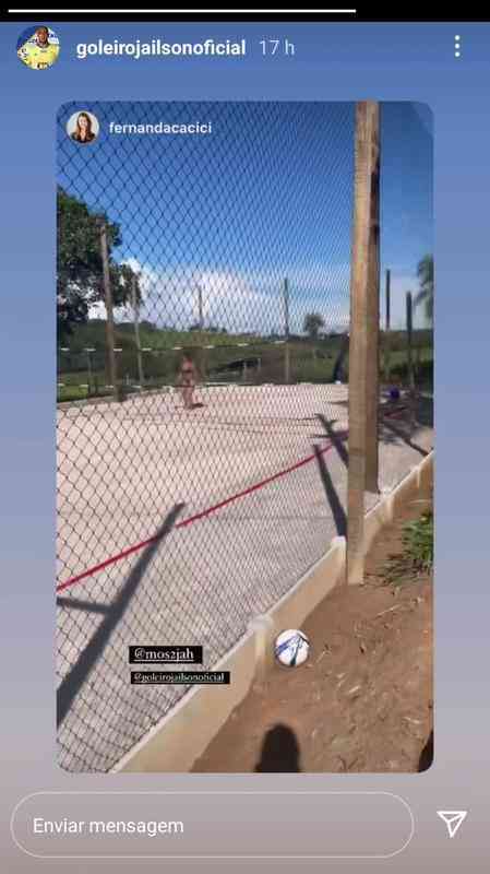 Goleiro Jailson praticando esporte em uma quadra