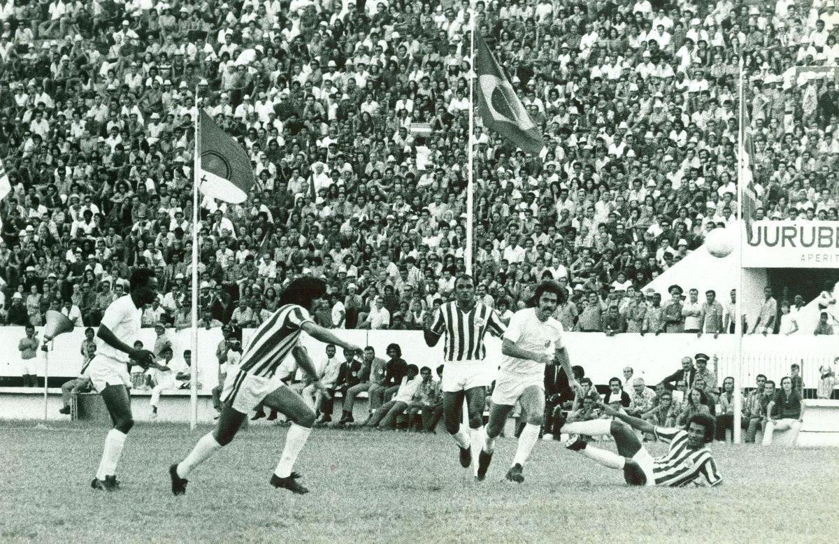 O Arruda também se tornou palco para jogos das demais equipes pernambucanas. Na foto, registro de 1973, na partida entre Náutico x Santos, pelo Campeonato Brasileiro da época.