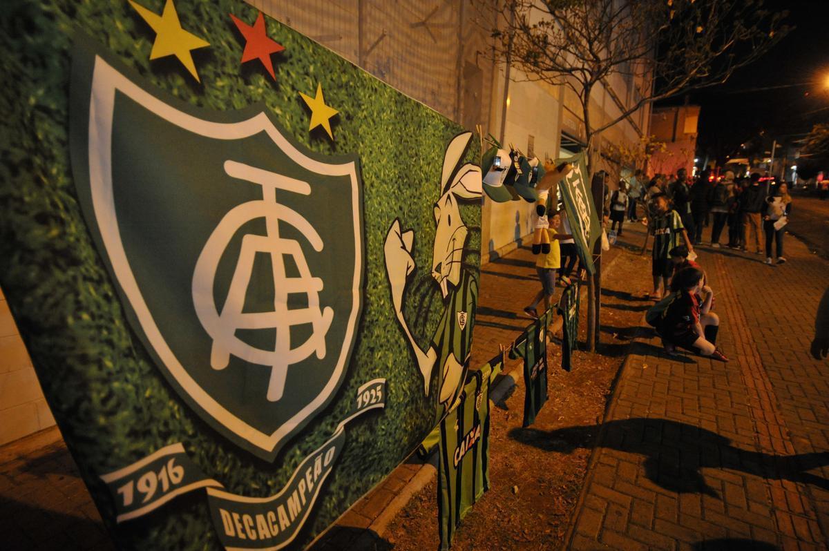 Torcedores do Amrica na partida contra o Internacional, no Independncia, pela 15 rodada do Brasileiro