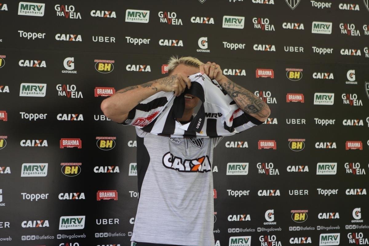 Imagens da apresentao de Rger Guedes no Atltico