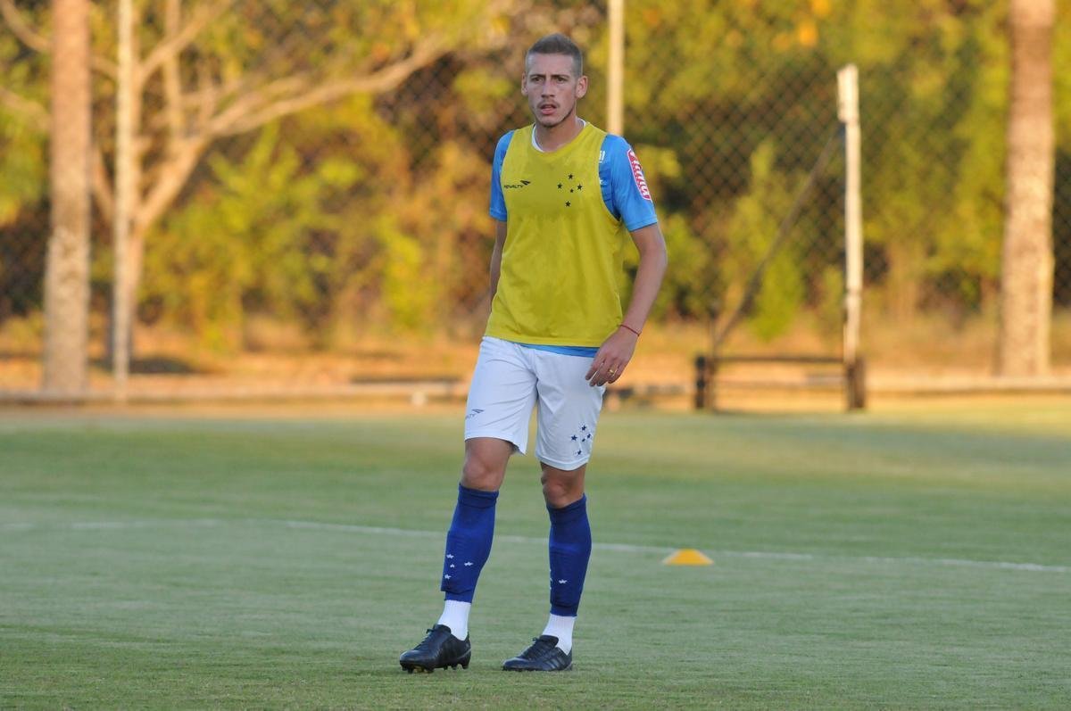 Uillian Correia (volante) - contratado do Cear, fez apenas uma partida pelo Cruzeiro em 2015 e trs em 2016.