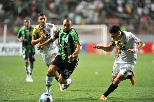 Aos 46min da etapa complementar, Josue Colmn fez linda jogada individual e contou com desvio da defesa para dar um 'banho de gua fria' nos mandantes: Guaran 1 a 0.