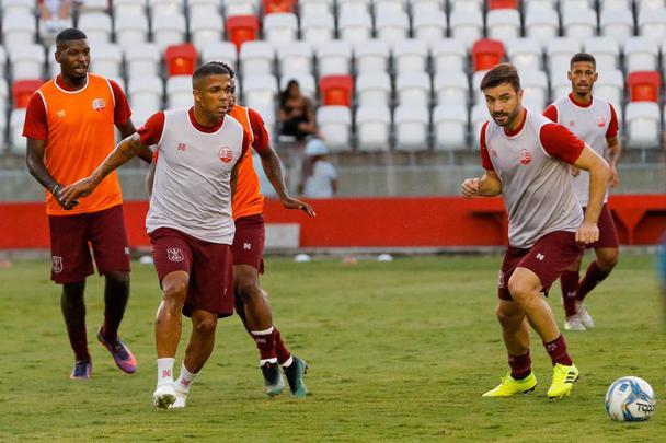 Aquecimento das equipes aconteceu no gramado dos Aflitos, que não teve um bom público para a partida
