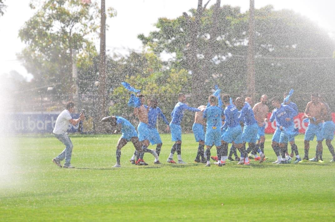 No retorno aos trabalhos com bola na Toca II, os atacantes Fred e Sass passaram por 'batismo' dos companheiros