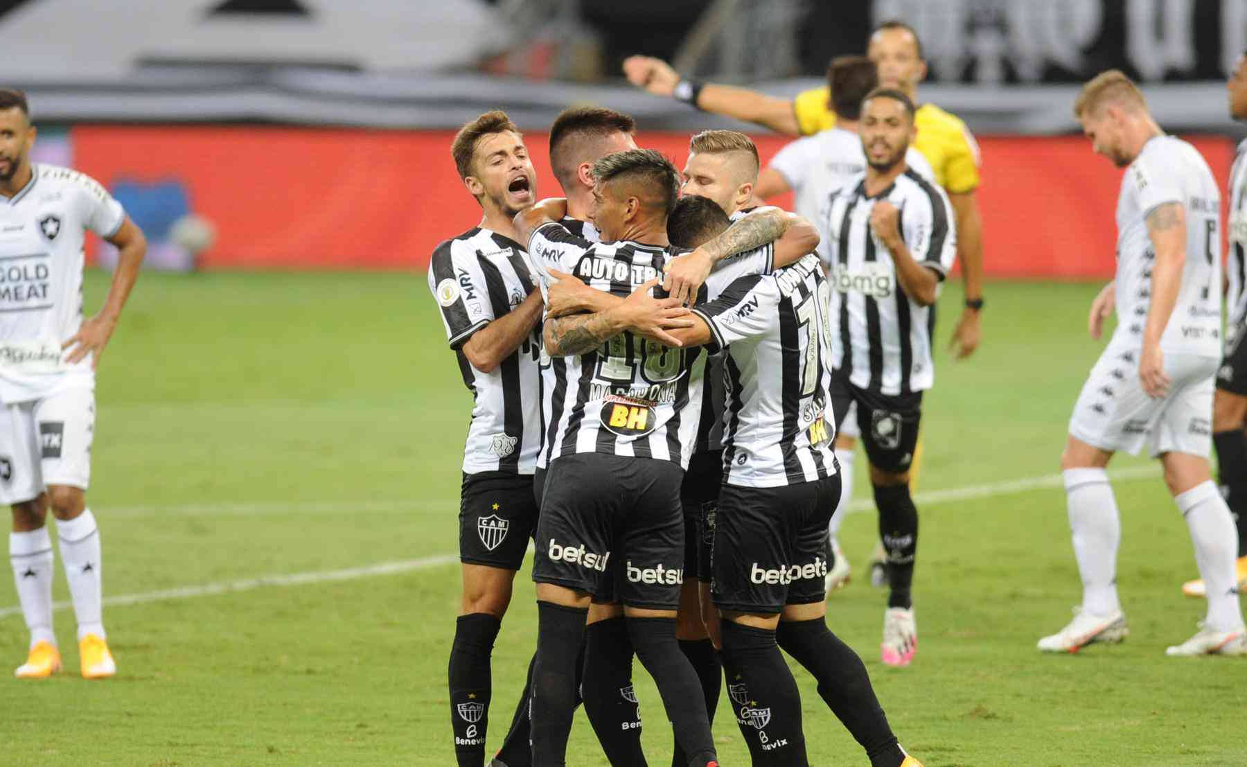 Botafogo bate Atlético-MG, segue 100% no Brasileiro e chega a 14 jogos  invicto - ISTOÉ Independente