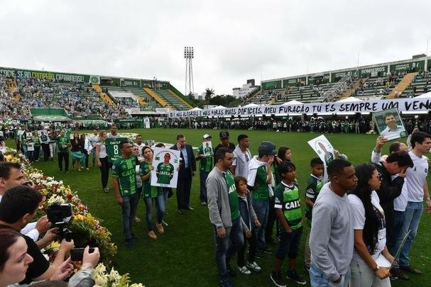 Familiares deram volta olímpica na Arena Condá com objetos e camisas das vítimas da Chapecoense. Emocionado, público cantou músicas do clube em homenagem aos mortos no acidente aéreo na Colômbia