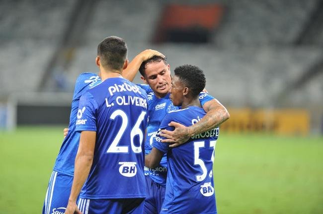 Time e comisso tcnica do Cruzeiro festejaram vitria sobre o Brusque, por 1 a 0, com torcedores no Mineiro. Tcnico Paulo Pezzolano entrou no clima e vibrou com o triunfo pela segunda rodada da Srie B