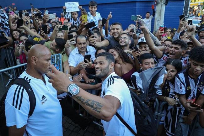 No fim da tarde desta sexta-feira (4/3), delega��o do Atl�tico desembarcou em Governador Valadares, onde enfrentar� o Democrata pelo Campeonato Mineiro.