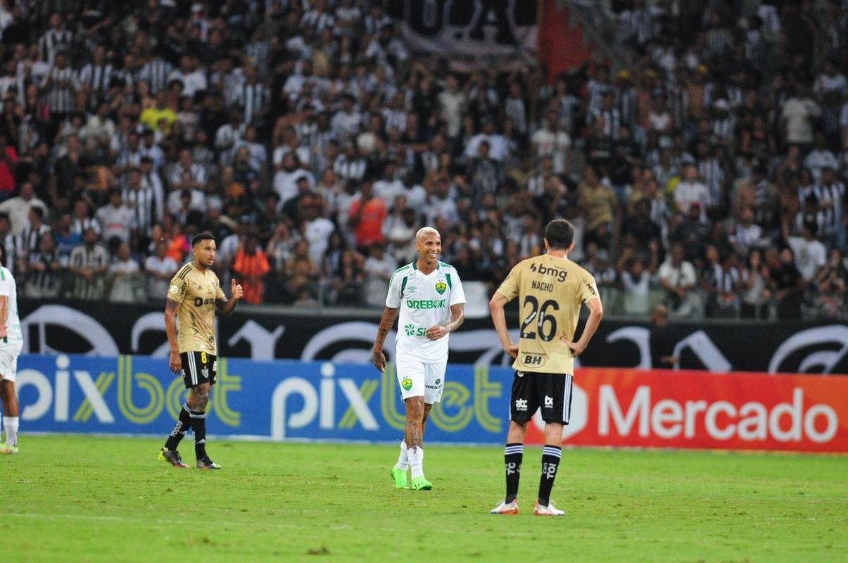 Deyverson provocou a torcida do Atltico, discutiu, marcou gol anulado e foi vaiado no Mineiro, em Belo Horizonte, no duelo entre Galo e Cuiab. 