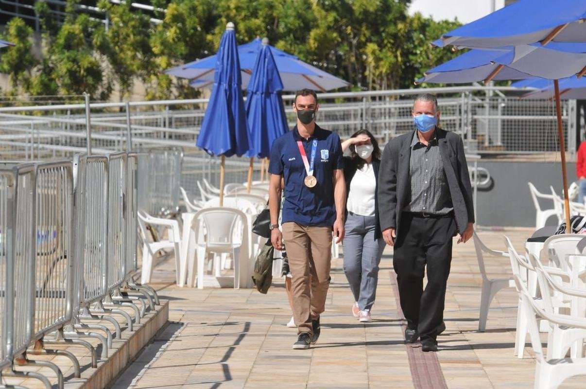 Medalha de bronze nos 200m livre, em Tquio, nadador Fernando Scheffer se reapresenta ao Minas Tnis Clube, em BH, e  festejado por funcionrios, diretoria e fs