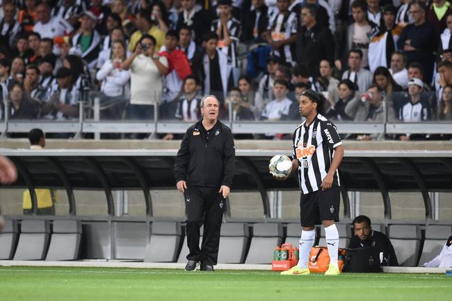 Ronaldinho pode ter feito, contra o Lans, na despedida da Recopa, o seu ltimo jogo pelo Atltico