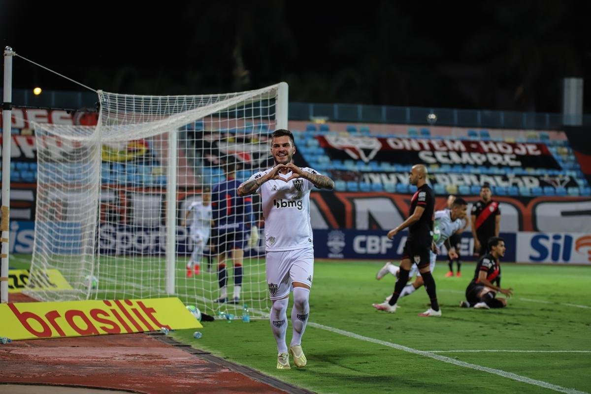 Atltico venceu Atltico-GO de virada, por 4 a 3, com gols de Keno (3) e Nathan; Com resultado, Galo assumiu liderana do Campeonato Brasileiro, com 21 pontos