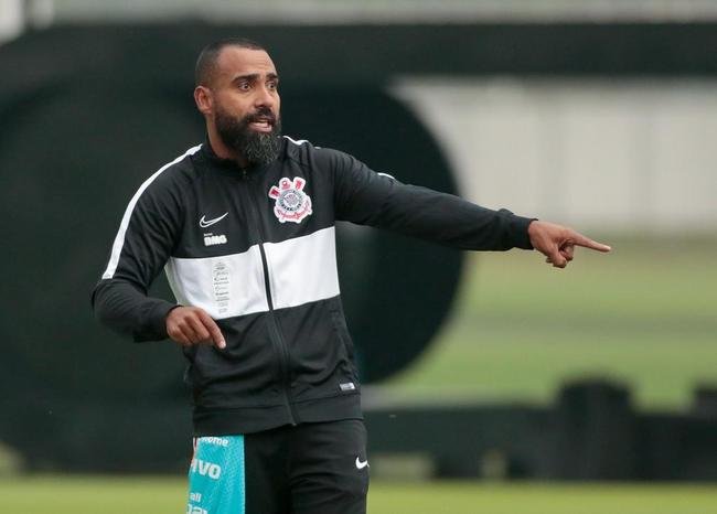 Dyego Coelho assumiu o Corinthians como interino e ficou no comando at� ser substitu�do por Vagner Mancini. Em sete jogos, uma vit�ria, tr�s empates e tr�s derrotas. Deixou o clube na zona de rebaixamento para a S�rie B.